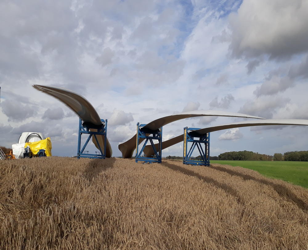 Pales en montage sur un chantier de parc éolien