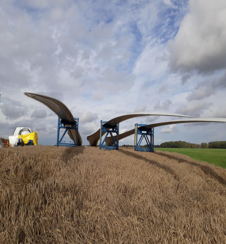 Pales en montage sur un chantier de parc éolien