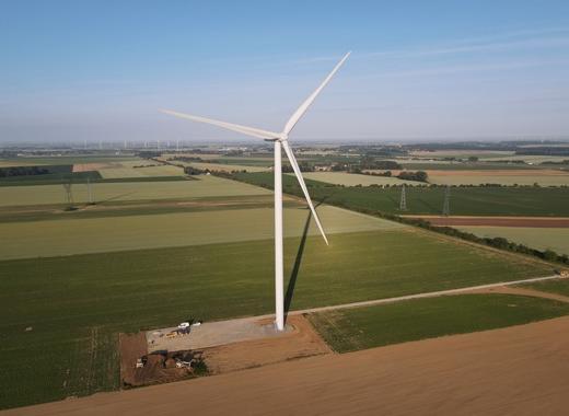 Vue d'une éolienne du parc d'Ablaincourt