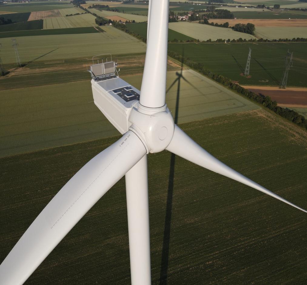 Vue d'une éolienne depuis le ciel