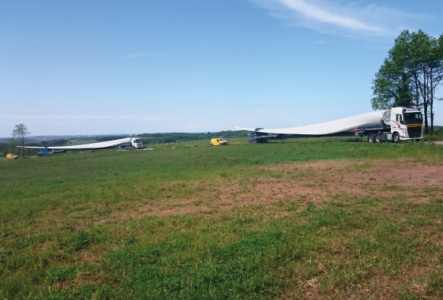 Transport par convoi exceptionnel des pales des éoliennes en vue de leur montage