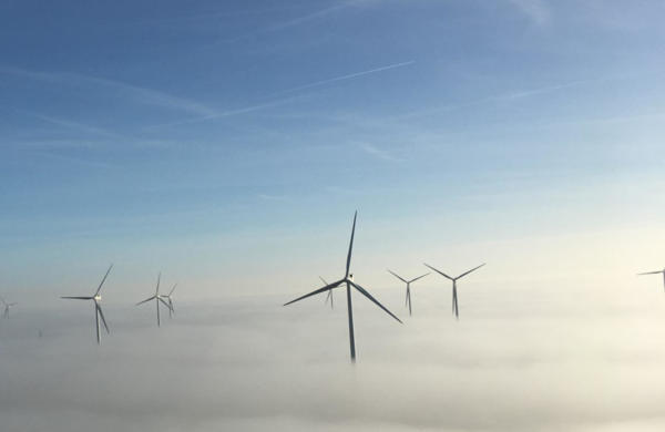 éoliennes dans les nuages