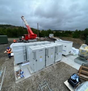 Chantier d'installation des batteries de stockages sur le parc photovoltaïque de Limoux